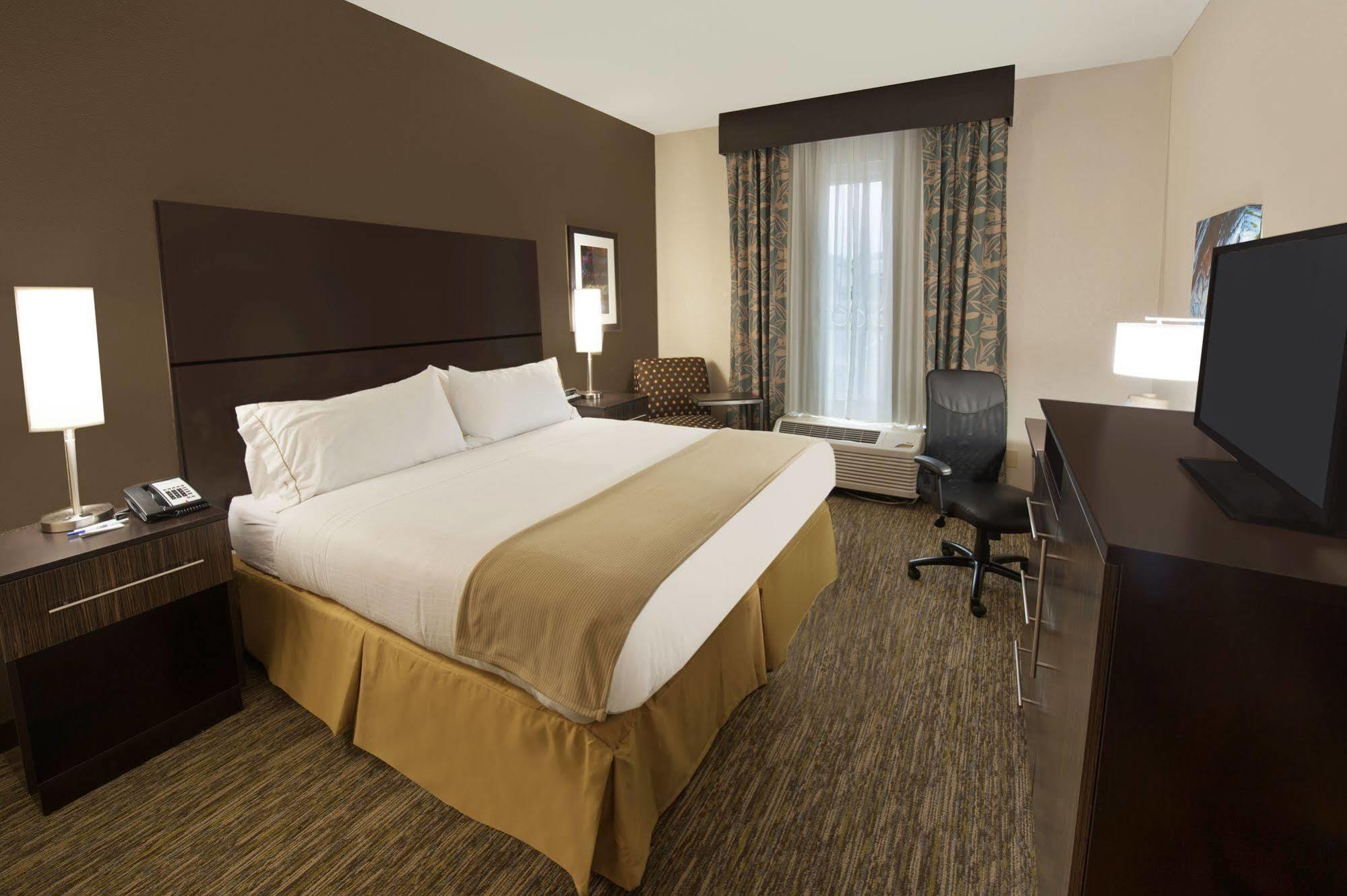 Holiday Inn Express Fredericksburg - Southpoint By Ihg Exterior photo
