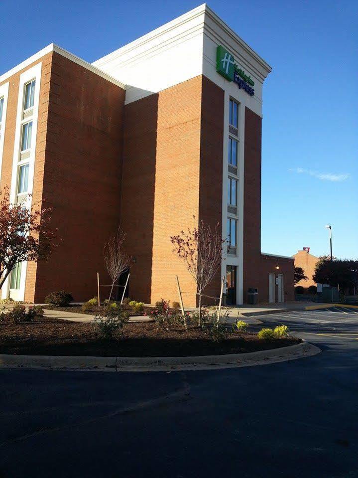 Holiday Inn Express Fredericksburg - Southpoint By Ihg Exterior photo